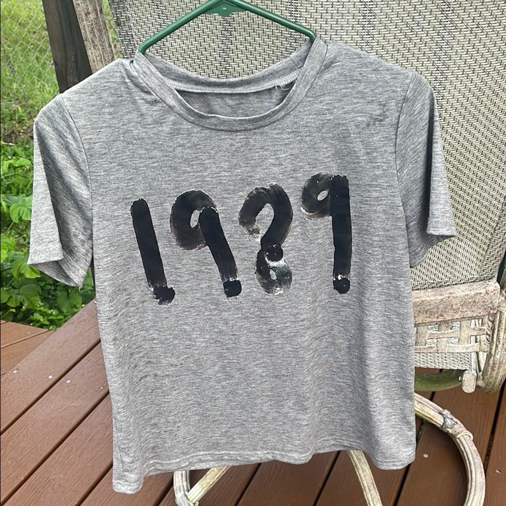 Taylor Swift 1989 tee size M